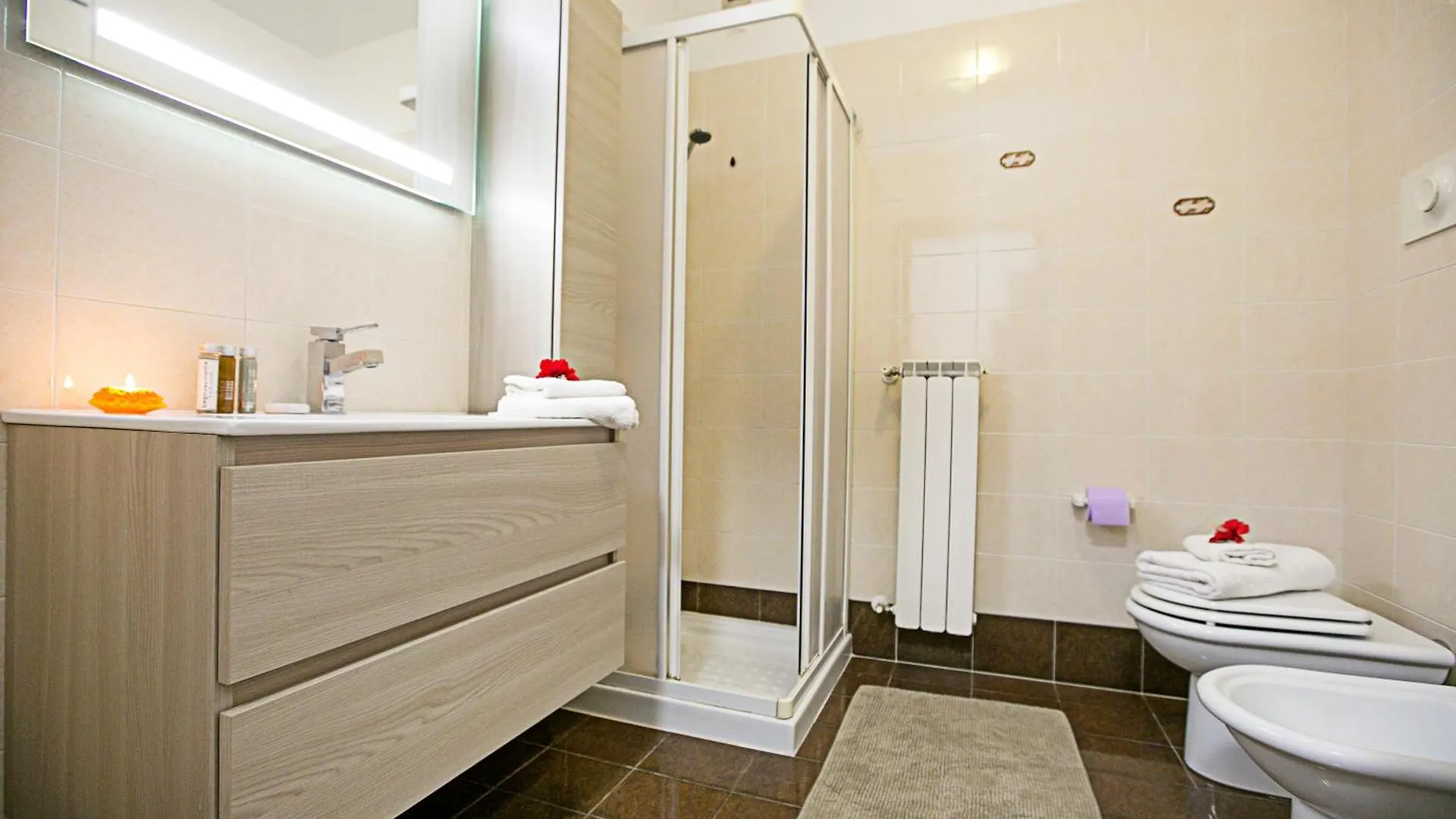 Borgo Degli Ulivi Shared Pool - 200M Lake - Happy Rentals 托斯科拉诺-马德尔诺 意大利