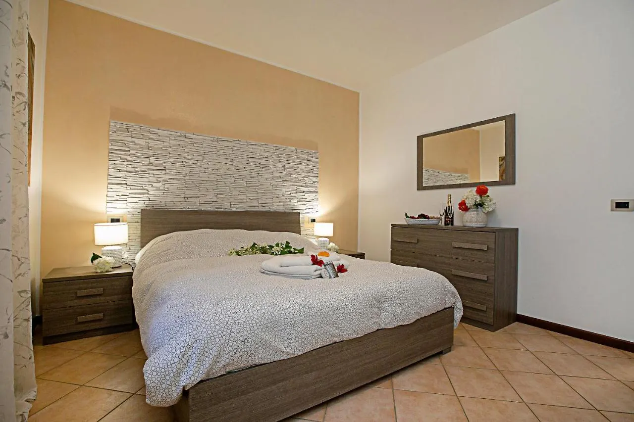 Borgo Degli Ulivi Shared Pool - 200M Lake - Happy Rentals Toscolano Maderno 0*,
