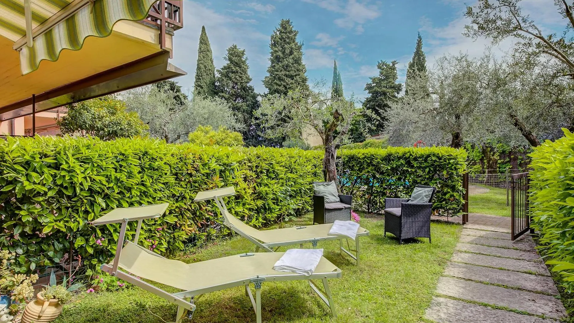 Apartment Borgo Degli Ulivi Shared Pool - 200M Lake - Happy Rentals Toscolano Maderno Italy