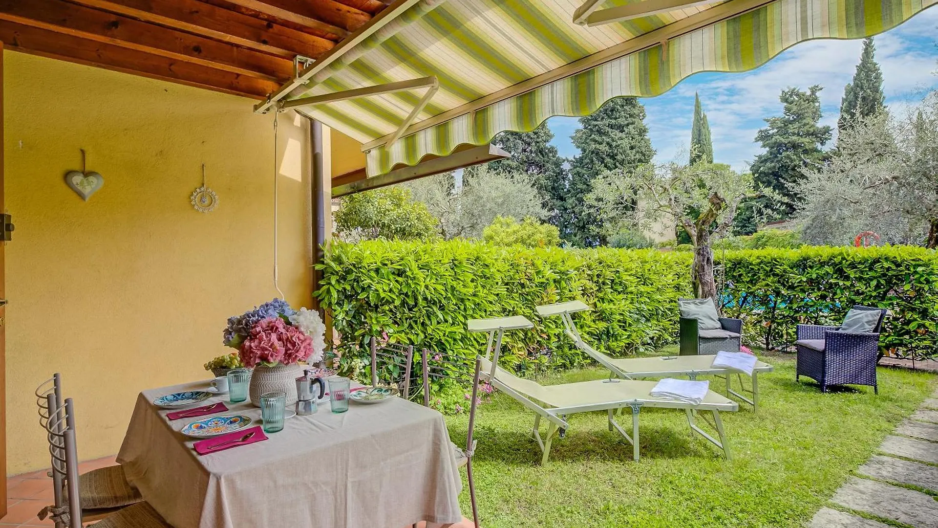Borgo Degli Ulivi Shared Pool - 200M Lake - Happy Rentals Toscolano Maderno Italy